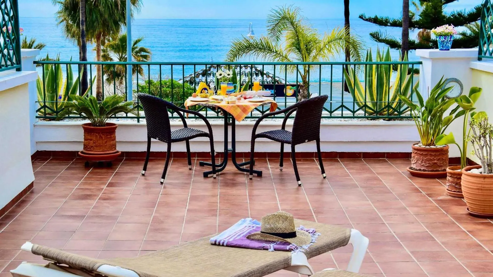 Komfortable Ferienwohnung Erste Strandreihe Playa Burriana Nerja Apartment